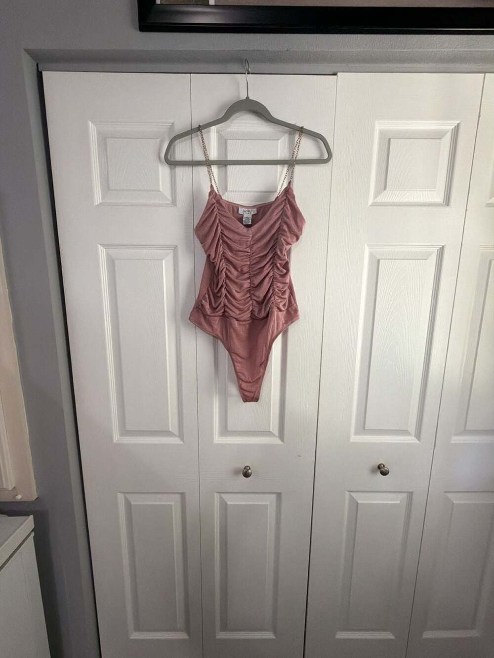 Just Polly New York Dusty Pink Ruched Chain Strap Bodysuit